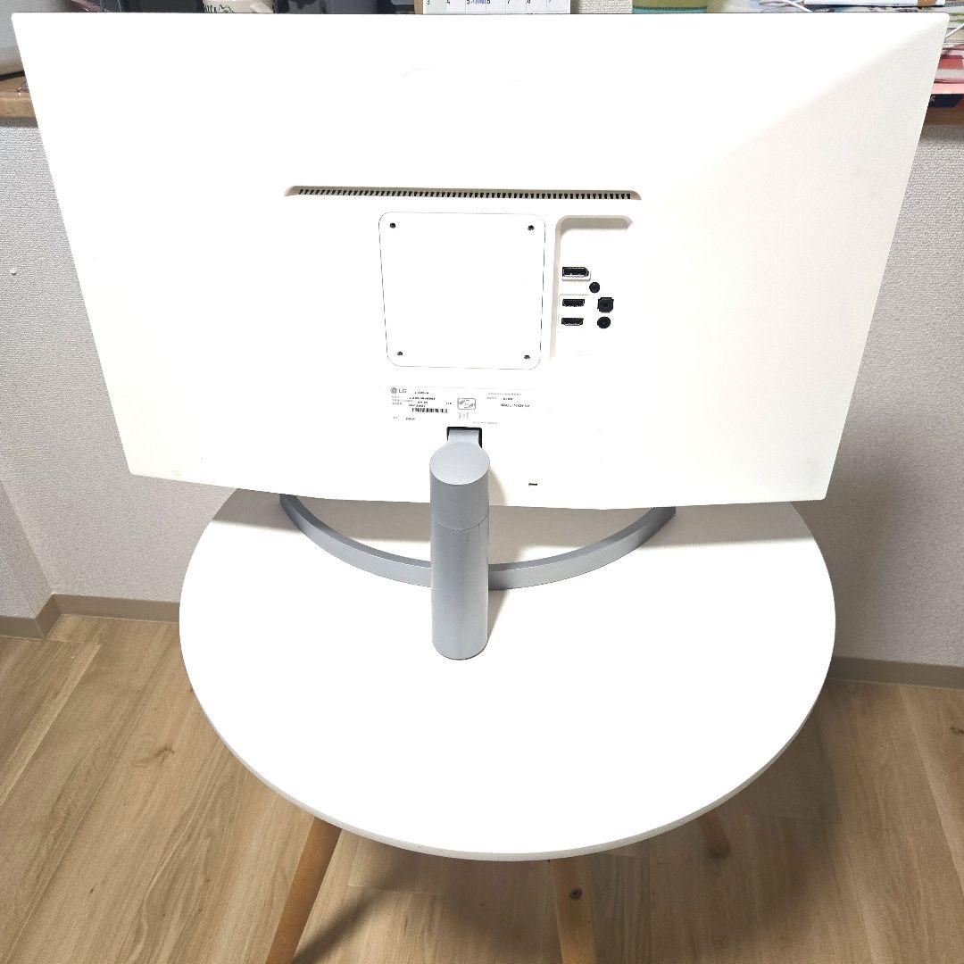 27インチの4K解像度を持つLG製モニター。