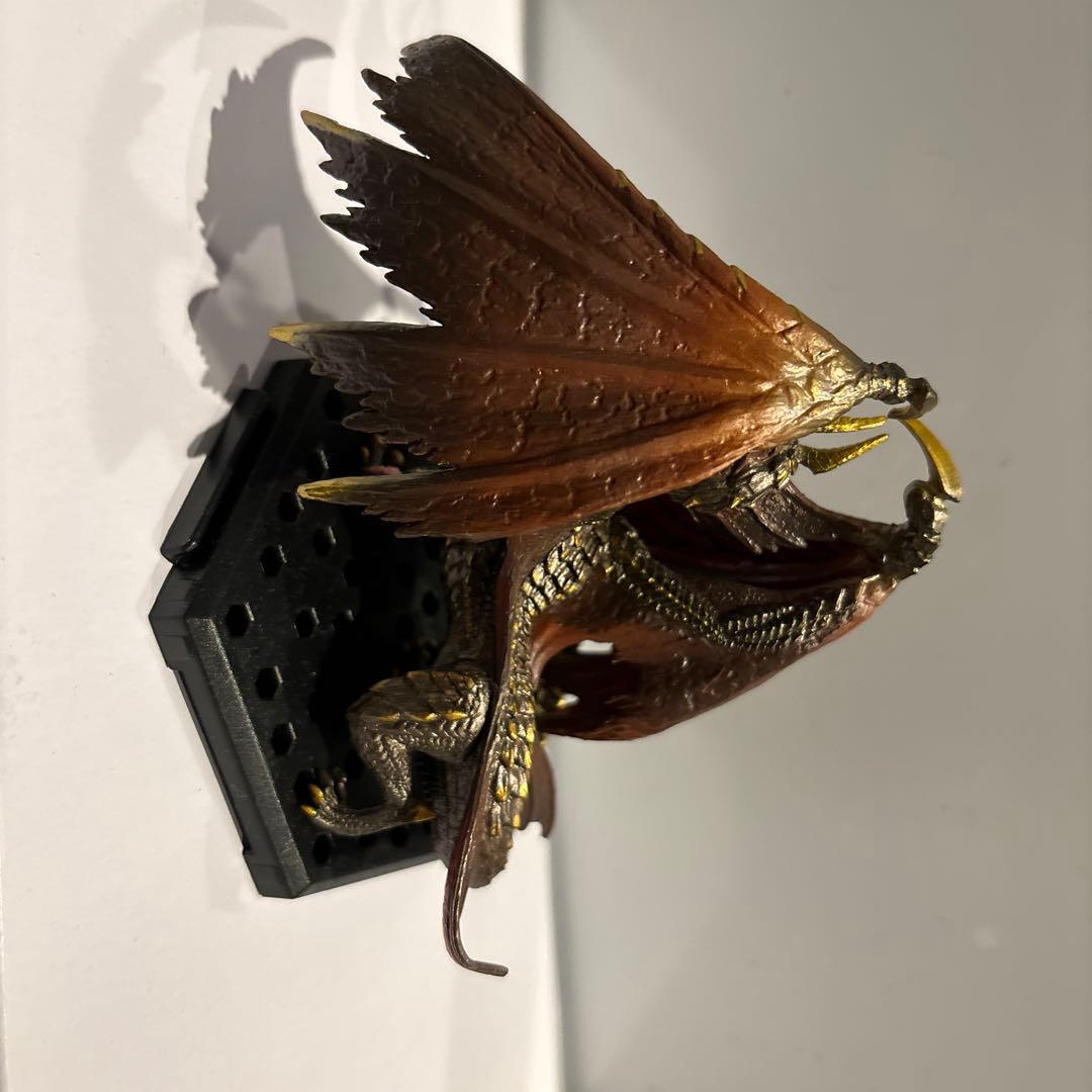 3体のモンスターハンターのフィギュア