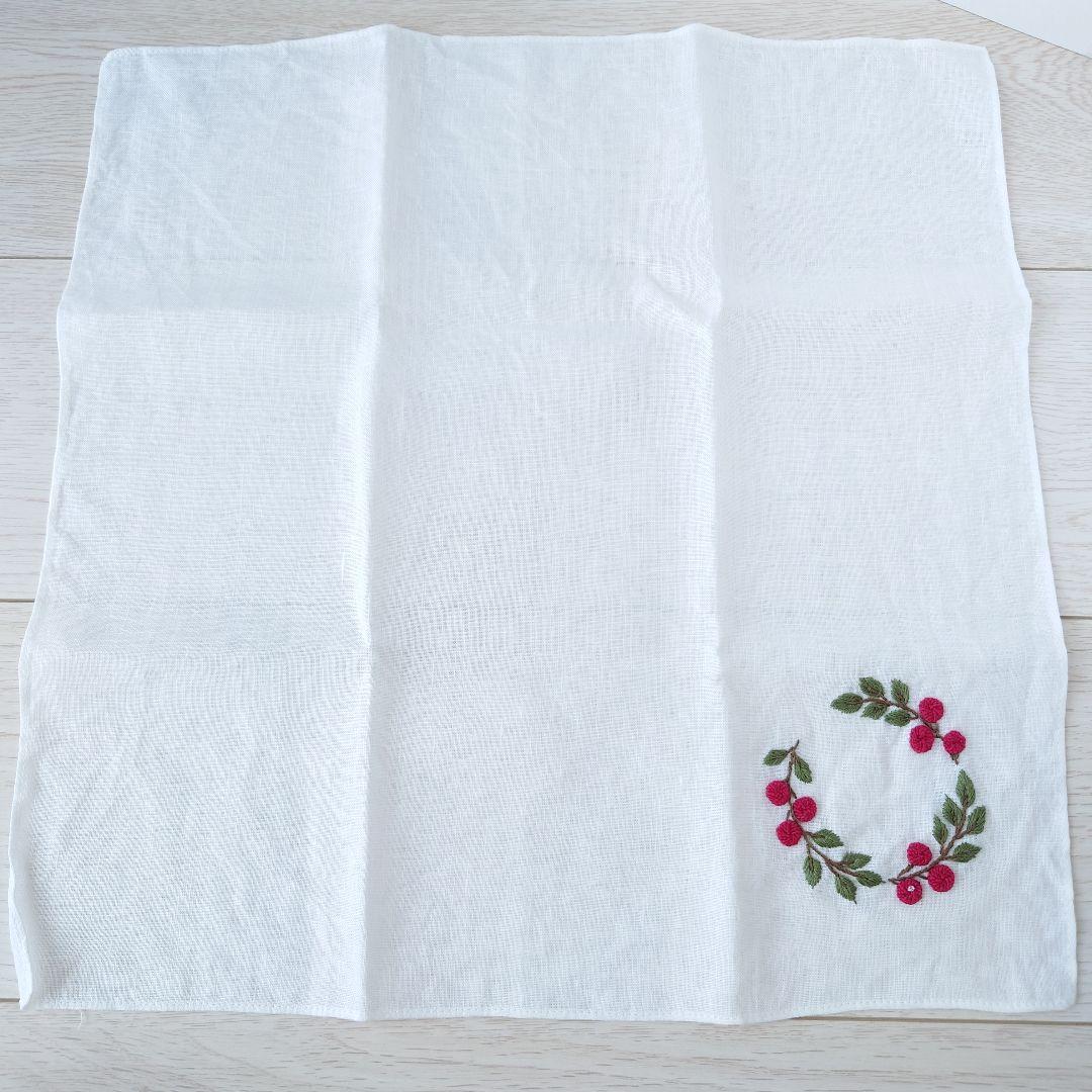 手刺繍入り　リネンクロス/リネンハンカチ【赤い実のリース】