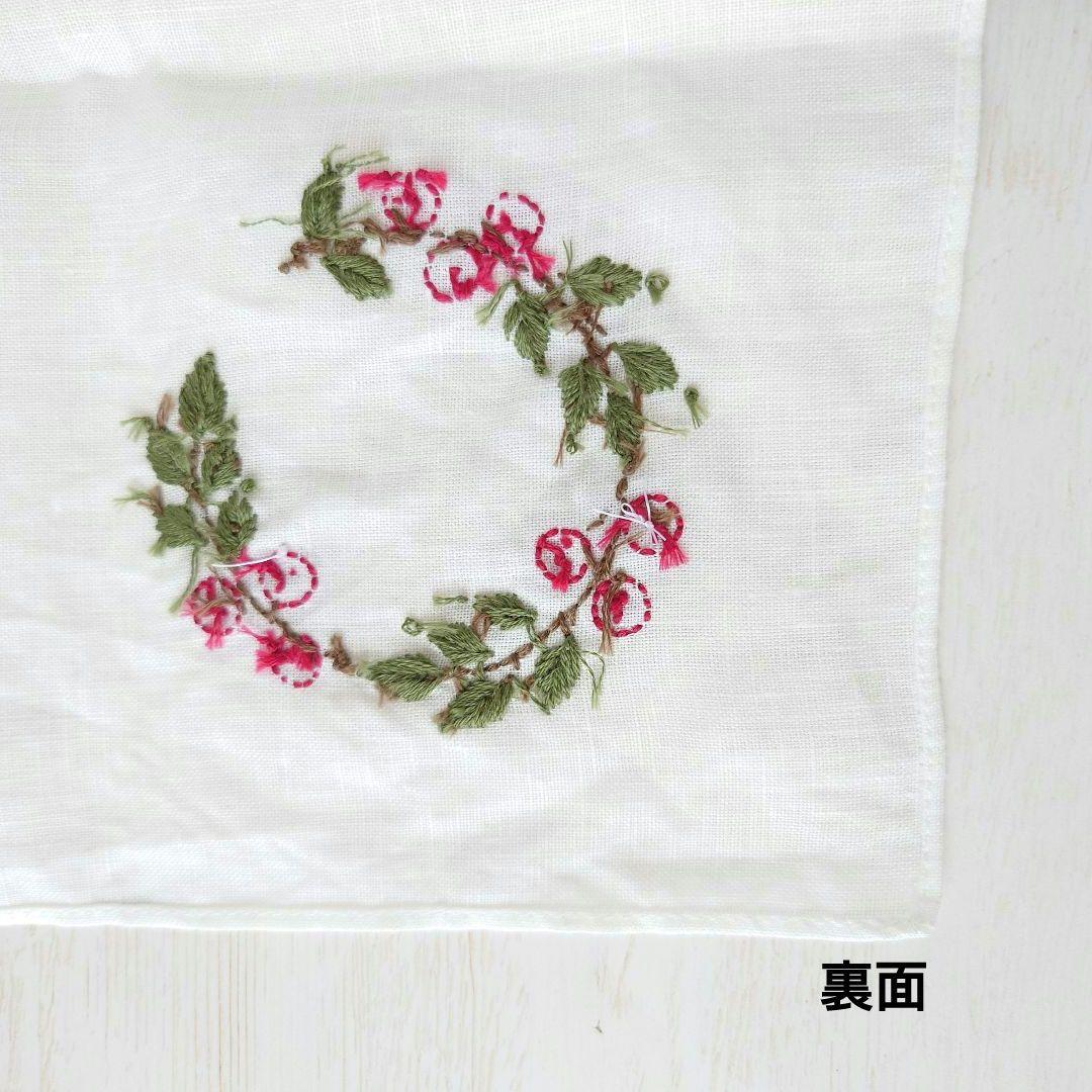 手刺繍入り　リネンクロス/リネンハンカチ【赤い実のリース】